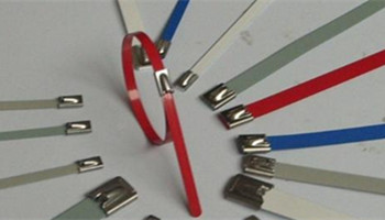 不銹鋼扎帶和尼龍?jiān)鷰啾扔心男﹥?yōu)勢