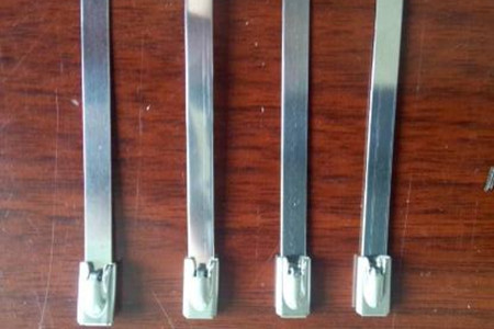 選擇不銹鋼扎帶好還是尼龍?jiān)鷰Ш茫?></a>
<div id=