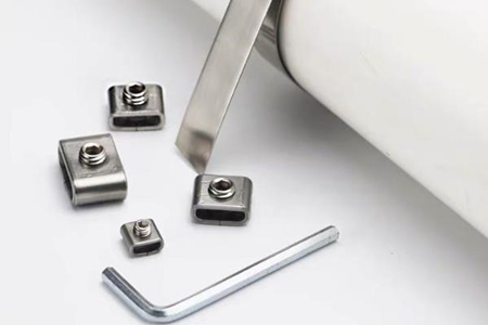 自鎖式不銹鋼扎帶采用卡扣設(shè)計(jì)，扎力更強(qiáng)！